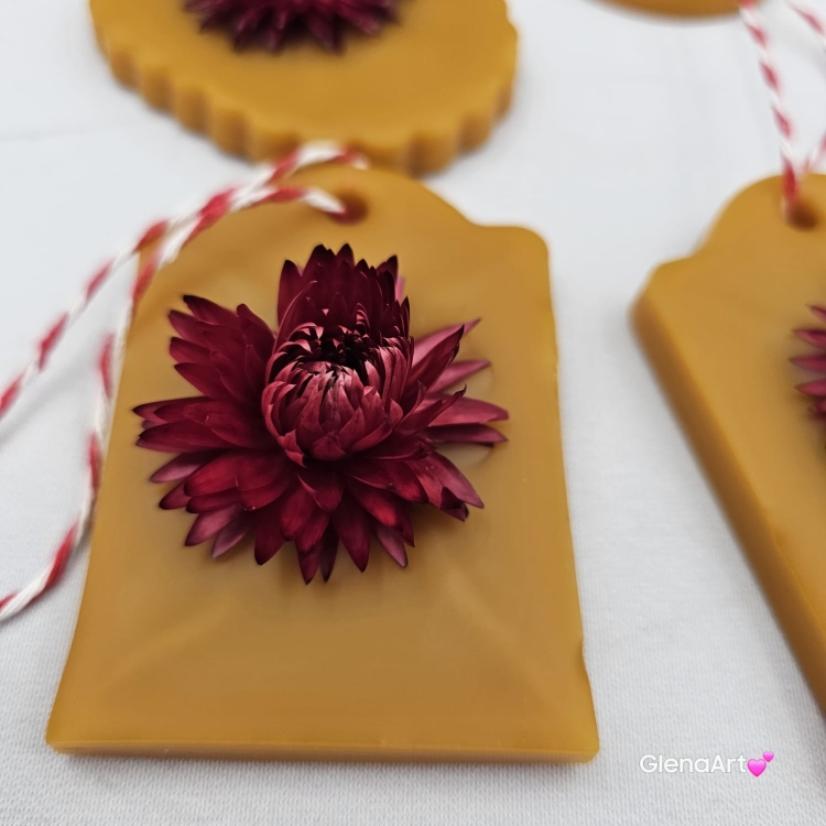 Zawieszka florencka z kocanką czerwoną / bordową pszczela ozdobna zawieszka do szafy z wosku pszczelego 100 % naturalna z suszem kwiatowym pachnąca delikatnie miodkiem na sznurku gotowa do zawieszenia woskowa zawieszka z wosku pszczelego z kocanką