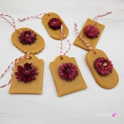 Zawieszka florencka z kocanką czerwoną / bordową pszczela ozdobna zawieszka do szafy z wosku pszczelego 100 % naturalna z suszem kwiatowym pachnąca delikatnie miodkiem na sznurku gotowa do zawieszenia woskowa zawieszka z wosku pszczelego z kocanką