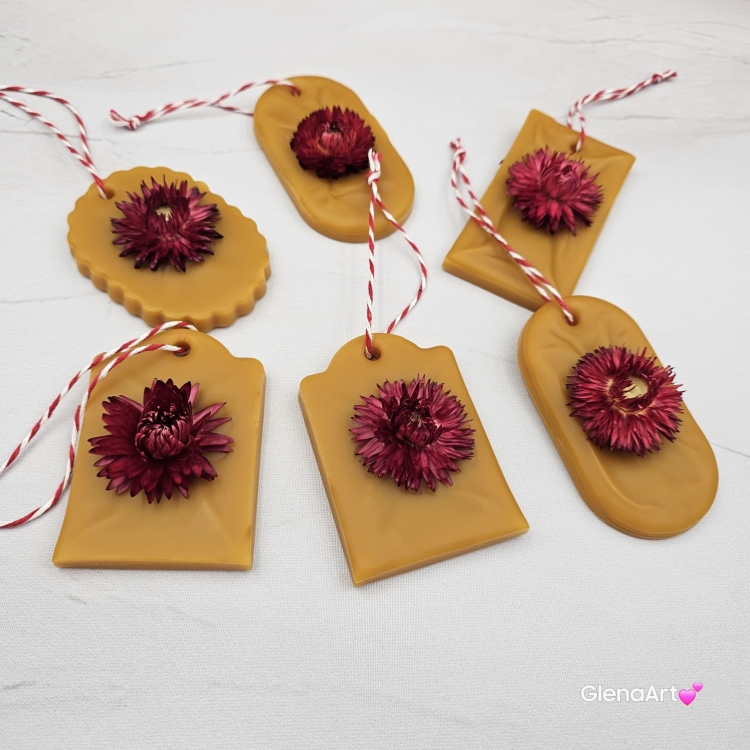 Zawieszka florencka z kocanką czerwoną / bordową pszczela ozdobna zawieszka do szafy z wosku pszczelego 100 % naturalna z suszem kwiatowym pachnąca delikatnie miodkiem na sznurku gotowa do zawieszenia woskowa zawieszka z wosku pszczelego z kocanką