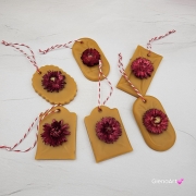 Zawieszka florencka z kocanką czerwoną / bordową pszczela ozdobna zawieszka do szafy z wosku pszczelego 100 % naturalna z suszem kwiatowym pachnąca delikatnie miodkiem na sznurku gotowa do zawieszenia woskowa zawieszka z wosku pszczelego z kocanką