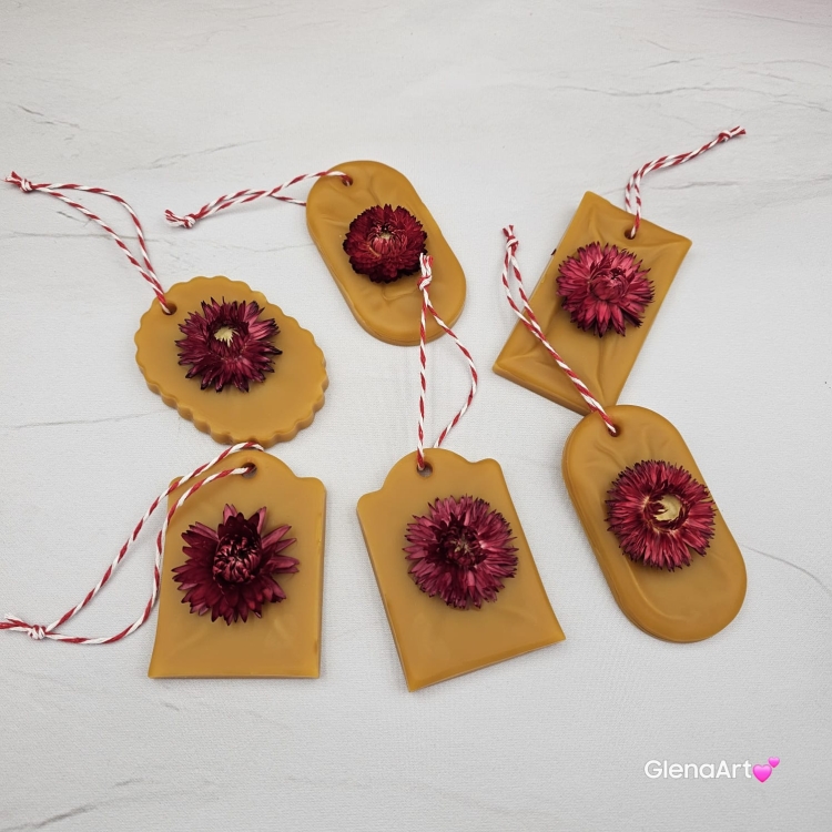 Zawieszka florencka z kocanką czerwoną / bordową pszczela ozdobna zawieszka do szafy z wosku pszczelego 100 % naturalna z suszem kwiatowym pachnąca delikatnie miodkiem na sznurku gotowa do zawieszenia woskowa zawieszka z wosku pszczelego z kocanką