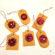 Zawieszka florencka z kocanką czerwoną / bordową pszczela ozdobna zawieszka do szafy z wosku pszczelego 100 % naturalna z suszem kwiatowym pachnąca delikatnie miodkiem na sznurku gotowa do zawieszenia woskowa zawieszka z wosku pszczelego z kocanką