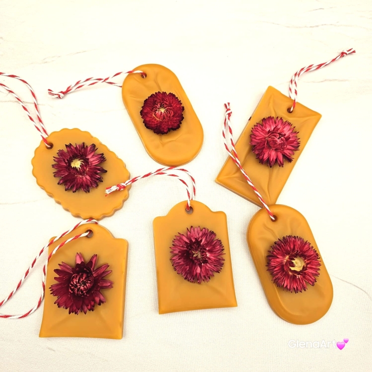 Zawieszka florencka z kocanką czerwoną / bordową pszczela ozdobna zawieszka do szafy z wosku pszczelego 100 % naturalna z suszem kwiatowym pachnąca delikatnie miodkiem na sznurku gotowa do zawieszenia woskowa zawieszka z wosku pszczelego z kocanką