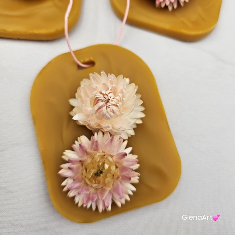 Zawieszka florencka z kocanką pszczela ozdobna zawieszka do szafy z wosku pszczelego 100 % naturalna z suszem kwiatowym pachnąca delikatnie miodkiem na sznurku gotowa do zawieszenia woskowa zawieszka z dodatkami kocanki kocanka suszki