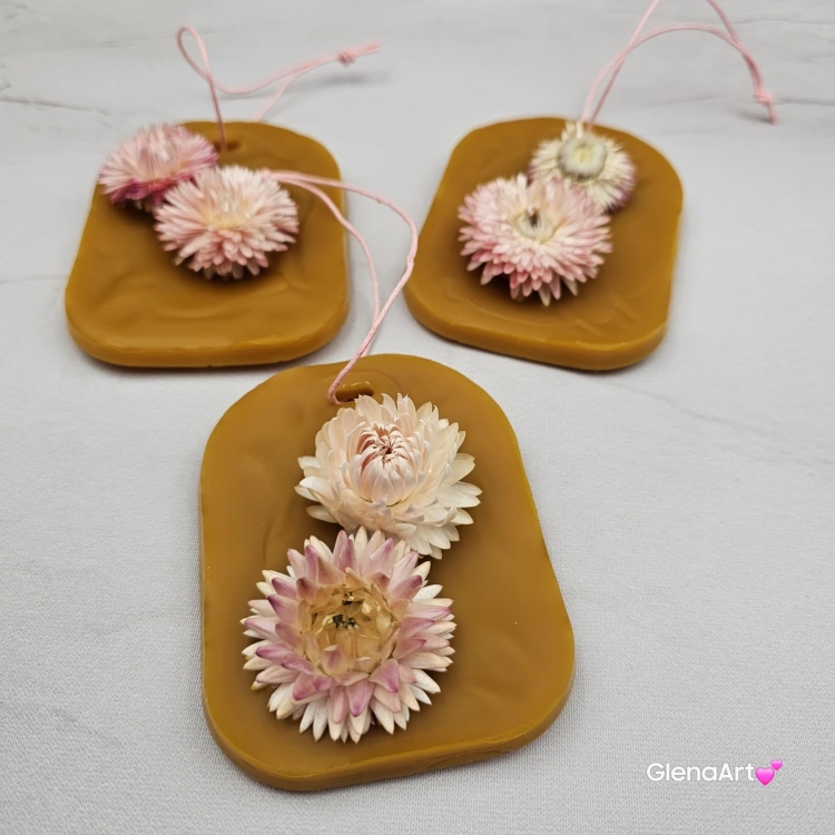 Zawieszka florencka z kocanką pszczela ozdobna zawieszka do szafy z wosku pszczelego 100 % naturalna z suszem kwiatowym pachnąca delikatnie miodkiem na sznurku gotowa do zawieszenia woskowa zawieszka z dodatkami kocanki kocanka suszki