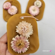 Zawieszka florencka z kocanką pszczela ozdobna zawieszka do szafy z wosku pszczelego 100 % naturalna z suszem kwiatowym pachnąca delikatnie miodkiem na sznurku gotowa do zawieszenia woskowa zawieszka z dodatkami kocanki kocanka suszki