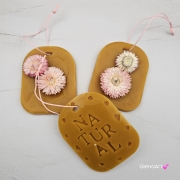 Zawieszka florencka z kocanką pszczela ozdobna zawieszka do szafy z wosku pszczelego 100 % naturalna z suszem kwiatowym pachnąca delikatnie miodkiem na sznurku gotowa do zawieszenia woskowa zawieszka z dodatkami kocanki kocanka suszki