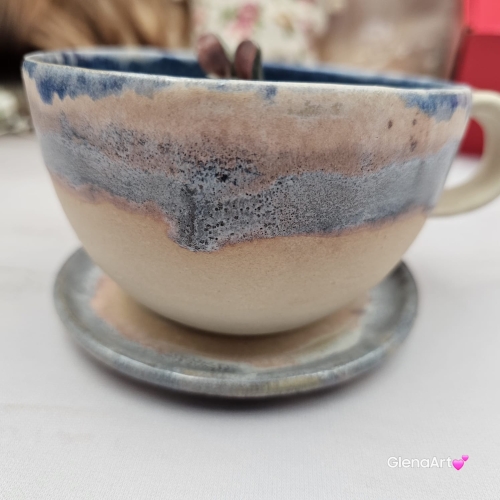 Filiżanka ZAJĄC z ZAJĄCEM SZARAKIEM ceramiczna ze spodkiem i zwierzakiem w środku ręcznie toczona i malowana elegancka filiżanka z pięknym szkliwem beżowym i niebieskim kubek zajączek