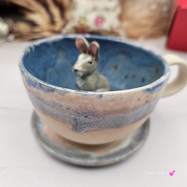 Filiżanka ZAJĄC z ZAJĄCEM SZARAKIEM ceramiczna ze spodkiem i zwierzakiem w środku ręcznie toczona i malowana elegancka filiżanka z pięknym szkliwem beżowym i niebieskim kubek zajączek