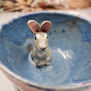 Filiżanka ZAJĄC z ZAJĄCEM SZARAKIEM ceramiczna ze spodkiem i zwierzakiem w środku ręcznie toczona i malowana elegancka filiżanka z pięknym szkliwem beżowym i niebieskim kubek zajączek