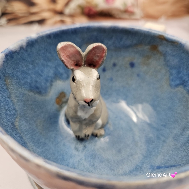 Filiżanka ZAJĄC z ZAJĄCEM SZARAKIEM ceramiczna ze spodkiem i zwierzakiem w środku ręcznie toczona i malowana elegancka filiżanka z pięknym szkliwem beżowym i niebieskim kubek zajączek