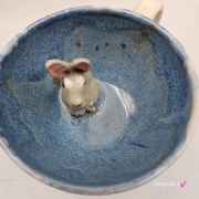 Filiżanka ZAJĄC z ZAJĄCEM SZARAKIEM ceramiczna ze spodkiem i zwierzakiem w środku ręcznie toczona i malowana elegancka filiżanka z pięknym szkliwem beżowym i niebieskim kubek zajączek