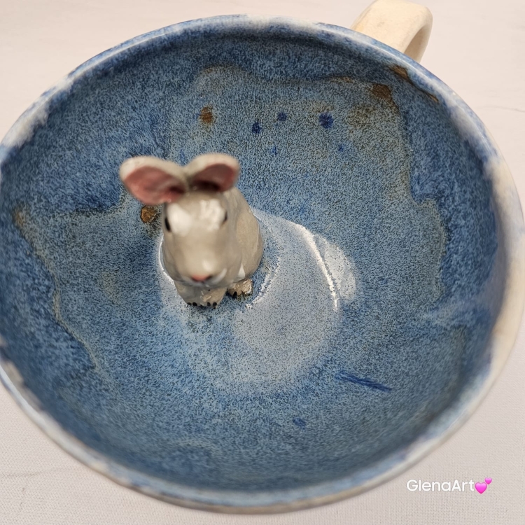 Filiżanka ZAJĄC z ZAJĄCEM SZARAKIEM ceramiczna ze spodkiem i zwierzakiem w środku ręcznie toczona i malowana elegancka filiżanka z pięknym szkliwem beżowym i niebieskim kubek zajączek