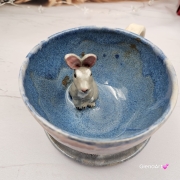 Filiżanka ZAJĄC z ZAJĄCEM SZARAKIEM ceramiczna ze spodkiem i zwierzakiem w środku ręcznie toczona i malowana elegancka filiżanka z pięknym szkliwem beżowym i niebieskim kubek zajączek