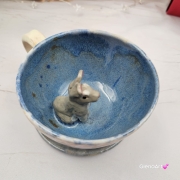 Filiżanka ZAJĄC z ZAJĄCEM SZARAKIEM ceramiczna ze spodkiem i zwierzakiem w środku ręcznie toczona i malowana elegancka filiżanka z pięknym szkliwem beżowym i niebieskim kubek zajączek