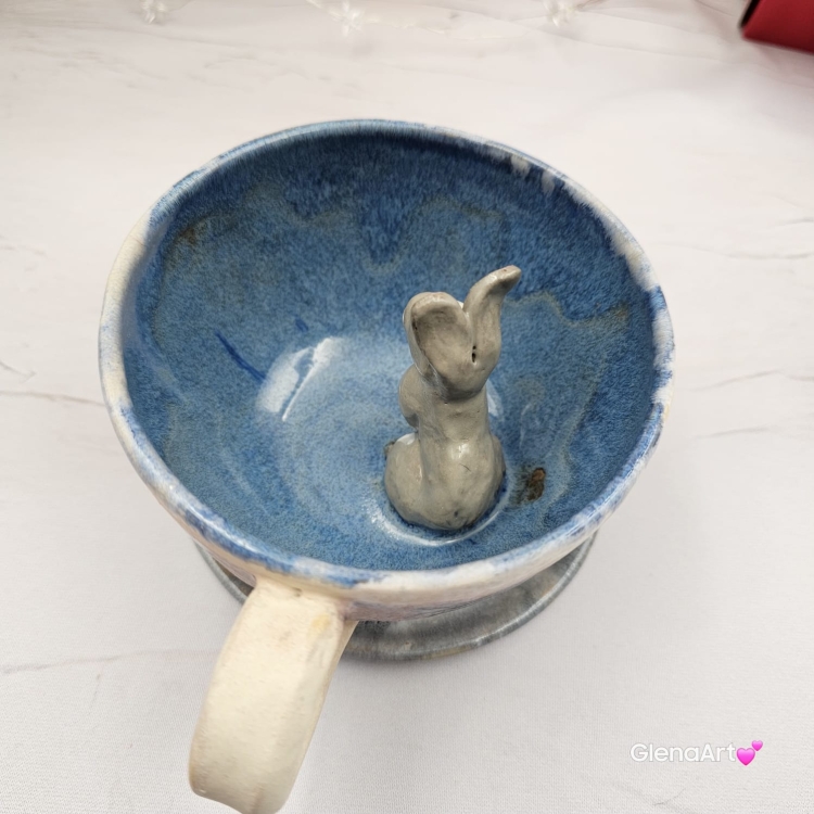 Filiżanka ZAJĄC z ZAJĄCEM SZARAKIEM ceramiczna ze spodkiem i zwierzakiem w środku ręcznie toczona i malowana elegancka filiżanka z pięknym szkliwem beżowym i niebieskim kubek zajączek