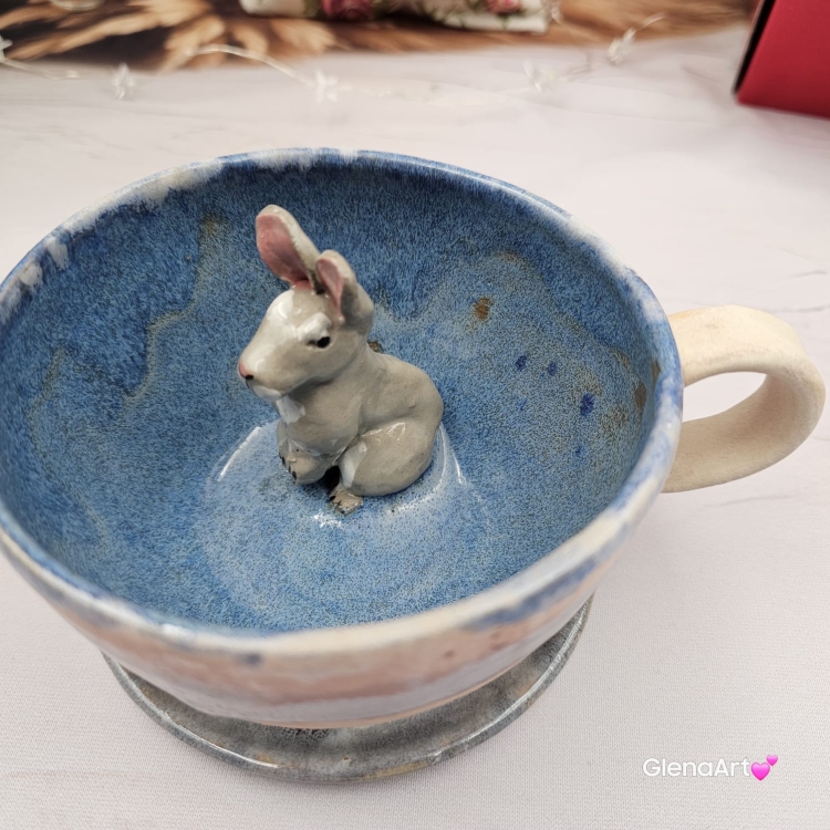 Filiżanka ZAJĄC z ZAJĄCEM SZARAKIEM ceramiczna ze spodkiem i zwierzakiem w środku ręcznie toczona i malowana elegancka filiżanka z pięknym szkliwem beżowym i niebieskim kubek zajączek
