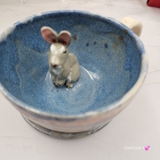 Filiżanka ZAJĄC z ZAJĄCEM SZARAKIEM ceramiczna ze spodkiem i zwierzakiem w środku ręcznie toczona i malowana elegancka filiżanka z pięknym szkliwem beżowym i niebieskim kubek zajączek