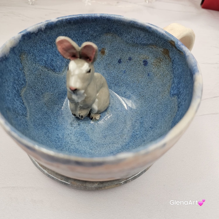 Filiżanka ZAJĄC z ZAJĄCEM SZARAKIEM ceramiczna ze spodkiem i zwierzakiem w środku ręcznie toczona i malowana elegancka filiżanka z pięknym szkliwem beżowym i niebieskim kubek zajączek