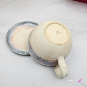 Filiżanka ZAJĄC z ZAJĄCEM SZARAKIEM ceramiczna ze spodkiem i zwierzakiem w środku ręcznie toczona i malowana elegancka filiżanka z pięknym szkliwem beżowym i niebieskim kubek zajączek