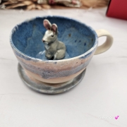 Filiżanka ZAJĄC z ZAJĄCEM SZARAKIEM ceramiczna ze spodkiem i zwierzakiem w środku ręcznie toczona i malowana elegancka filiżanka z pięknym szkliwem beżowym i niebieskim kubek zajączek