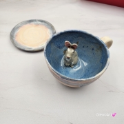 Filiżanka ZAJĄC z ZAJĄCEM SZARAKIEM ceramiczna ze spodkiem i zwierzakiem w środku ręcznie toczona i malowana elegancka filiżanka z pięknym szkliwem beżowym i niebieskim kubek zajączek