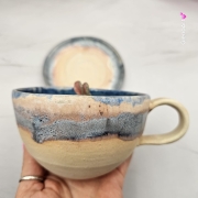 Filiżanka ZAJĄC z ZAJĄCEM SZARAKIEM ceramiczna ze spodkiem i zwierzakiem w środku ręcznie toczona i malowana elegancka filiżanka z pięknym szkliwem beżowym i niebieskim kubek zajączek