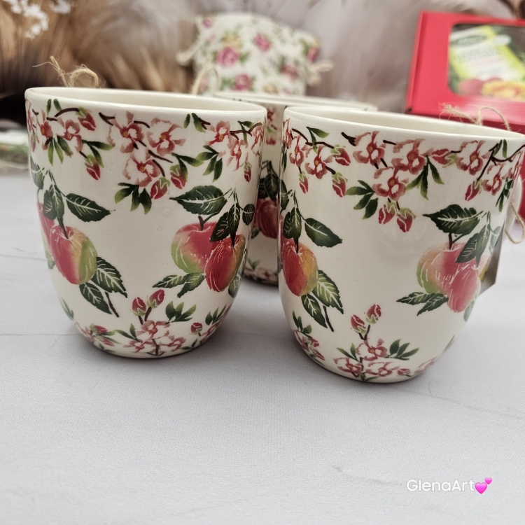 Filiżanka ZAJĄC z ZAJĄCEM SZARAKIEM ceramiczna ze spodkiem i zwierzakiem w środku ręcznie toczona i malowana elegancka filiżanka z pięknym szkliwem beżowym i niebieskim kubek zajączek