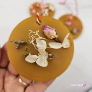 Zawieszka pszczela ozdobna zawieszki do szafy łazienki na gałązkę z wosku pszczelego 100 % naturalna z suszem kwiatowym pachnąca delikatnie miodkiem na sznurku gotowa do zawieszenia zawieszka do szafy łazienki z dodatkami