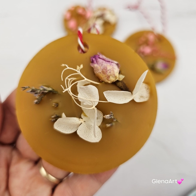 Zawieszka pszczela ozdobna zawieszki do szafy łazienki na gałązkę z wosku pszczelego 100 % naturalna z suszem kwiatowym pachnąca delikatnie miodkiem na sznurku gotowa do zawieszenia zawieszka do szafy łazienki z dodatkami