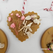 Zawieszka pszczela ozdobna zawieszki do szafy łazienki na gałązkę z wosku pszczelego 100 % naturalna z suszem kwiatowym pachnąca delikatnie miodkiem na sznurku gotowa do zawieszenia zawieszka do szafy łazienki z dodatkami