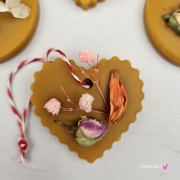 Zawieszka pszczela ozdobna zawieszki do szafy łazienki na gałązkę z wosku pszczelego 100 % naturalna z suszem kwiatowym pachnąca delikatnie miodkiem na sznurku gotowa do zawieszenia zawieszka do szafy łazienki z dodatkami