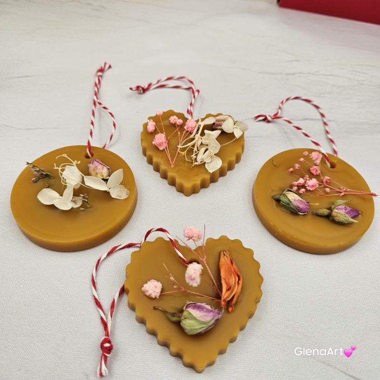 Zawieszka pszczela ozdobna zawieszki do szafy łazienki na gałązkę z wosku pszczelego 100 % naturalna z suszem kwiatowym pachnąca delikatnie miodkiem na sznurku gotowa do zawieszenia zawieszka do szafy łazienki z dodatkami