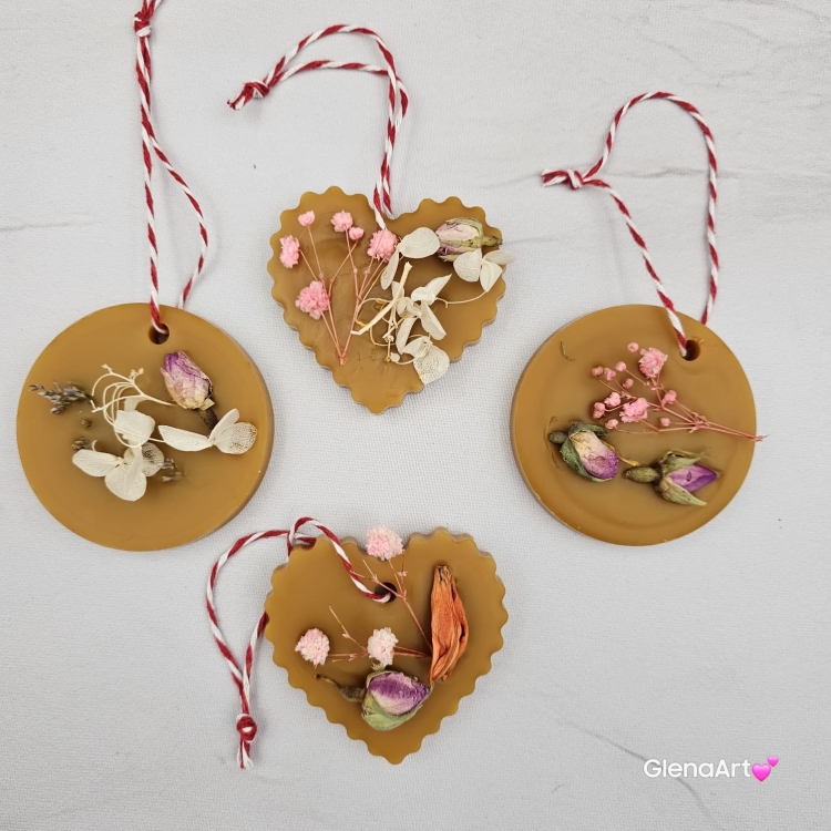 Zawieszka pszczela ozdobna zawieszki do szafy łazienki na gałązkę z wosku pszczelego 100 % naturalna z suszem kwiatowym pachnąca delikatnie miodkiem na sznurku gotowa do zawieszenia zawieszka do szafy łazienki z dodatkami