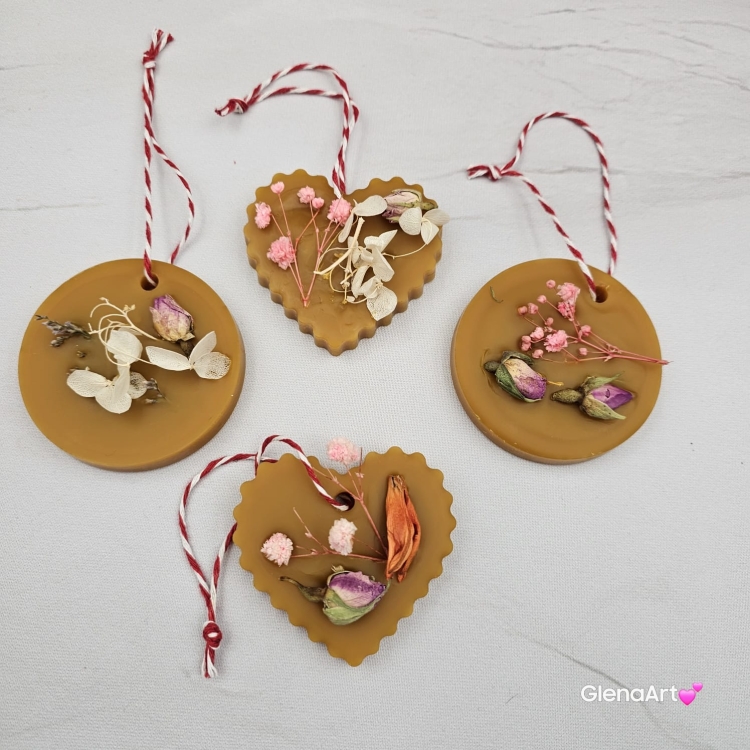 Zawieszka pszczela ozdobna zawieszki do szafy łazienki na gałązkę z wosku pszczelego 100 % naturalna z suszem kwiatowym pachnąca delikatnie miodkiem na sznurku gotowa do zawieszenia zawieszka do szafy łazienki z dodatkami