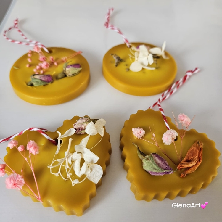 Zawieszka pszczela ozdobna zawieszki do szafy łazienki na gałązkę z wosku pszczelego 100 % naturalna z suszem kwiatowym pachnąca delikatnie miodkiem na sznurku gotowa do zawieszenia zawieszka do szafy łazienki z dodatkami