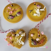 Zawieszka pszczela ozdobna zawieszki do szafy łazienki na gałązkę z wosku pszczelego 100 % naturalna z suszem kwiatowym pachnąca delikatnie miodkiem na sznurku gotowa do zawieszenia zawieszka do szafy łazienki z dodatkami