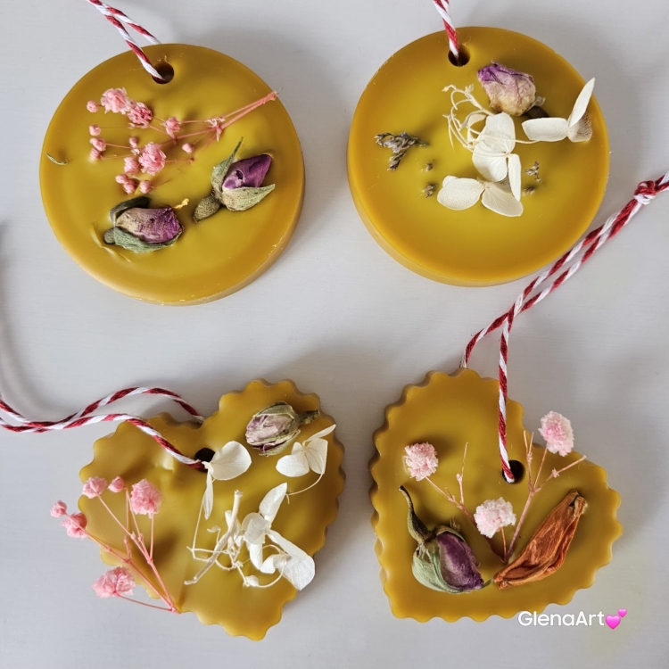 Zawieszka pszczela ozdobna zawieszki do szafy łazienki na gałązkę z wosku pszczelego 100 % naturalna z suszem kwiatowym pachnąca delikatnie miodkiem na sznurku gotowa do zawieszenia zawieszka do szafy łazienki z dodatkami