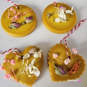 Zawieszka pszczela ozdobna zawieszki do szafy łazienki na gałązkę z wosku pszczelego 100 % naturalna z suszem kwiatowym pachnąca delikatnie miodkiem na sznurku gotowa do zawieszenia zawieszka do szafy łazienki z dodatkami