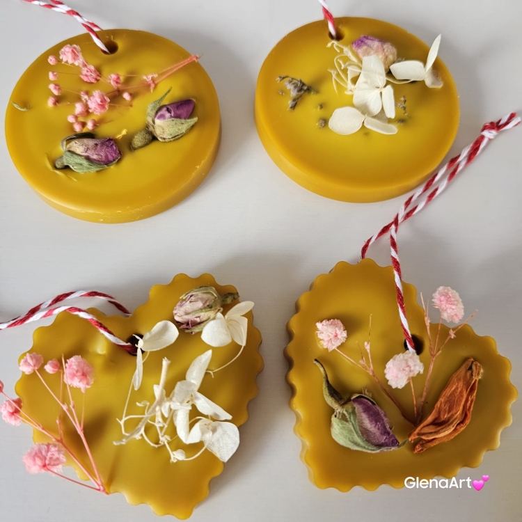 Zawieszka pszczela ozdobna zawieszki do szafy łazienki na gałązkę z wosku pszczelego 100 % naturalna z suszem kwiatowym pachnąca delikatnie miodkiem na sznurku gotowa do zawieszenia zawieszka do szafy łazienki z dodatkami