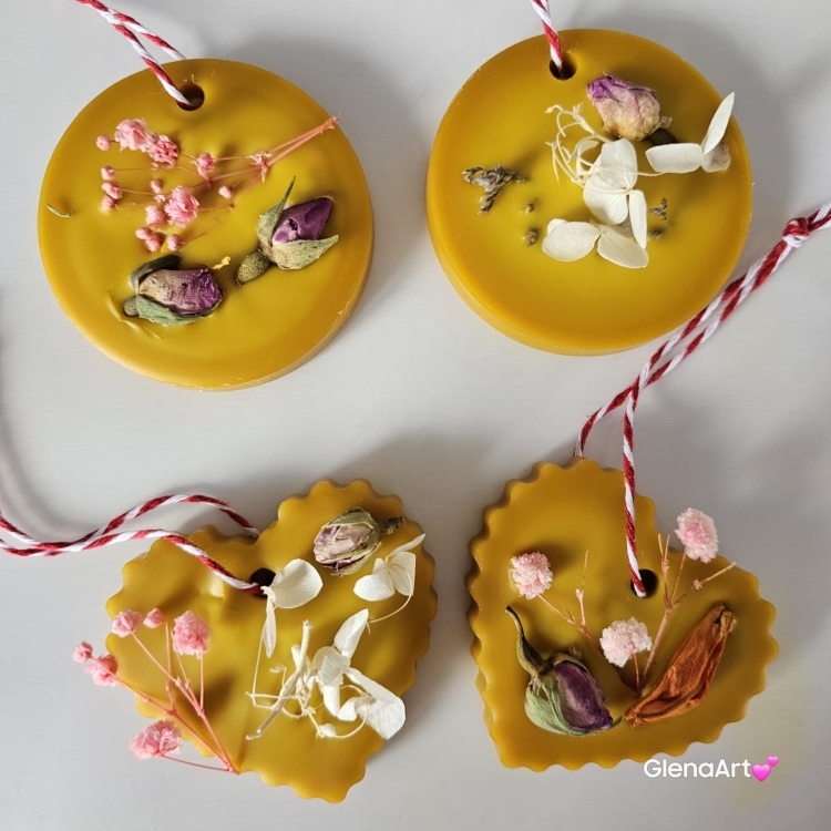 Zawieszka pszczela ozdobna zawieszki do szafy łazienki na gałązkę z wosku pszczelego 100 % naturalna z suszem kwiatowym pachnąca delikatnie miodkiem na sznurku gotowa do zawieszenia zawieszka do szafy łazienki z dodatkami