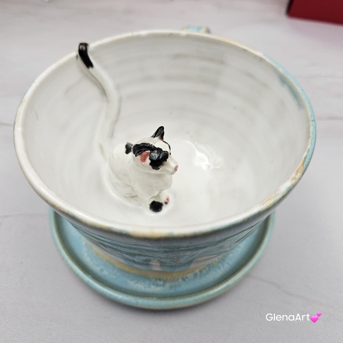 Filiżanka KOT ceramiczna z biało - czarnym kotem w środku i ze spodkiem w kolorach białych błękitnych niebieskich prezent dla kociarza elegancka filiżanka kot w środku kubek kot biały