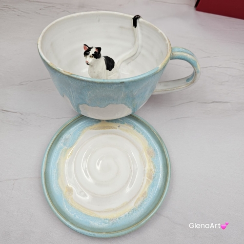 Filiżanka KOT ceramiczna z biało - czarnym kotem w środku i ze spodkiem w kolorach białych błękitnych niebieskich prezent dla kociarza elegancka filiżanka kot w środku kubek kot biały