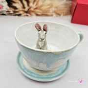 Filiżanka ZAJĄC ceramiczna ze spodkiem z ZAJĄCEM szarakiem w środku ręcznie toczona i malowana w kolorze białym i błękitnym oraz szary zając kubek zając z zającem szarakiem filiżanka na Wielkanoc