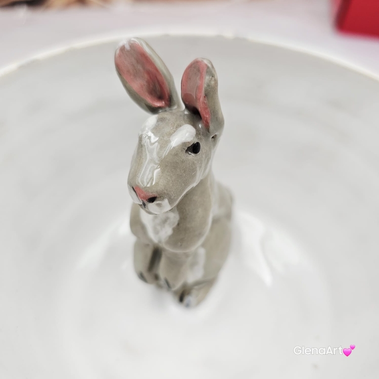 Filiżanka ZAJĄC ceramiczna ze spodkiem z ZAJĄCEM szarakiem w środku ręcznie toczona i malowana w kolorze białym i błękitnym oraz szary zając kubek zając z zającem szarakiem filiżanka na Wielkanoc