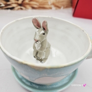 Filiżanka ZAJĄC ceramiczna ze spodkiem z ZAJĄCEM szarakiem w środku ręcznie toczona i malowana w kolorze białym i błękitnym oraz szary zając kubek zając z zającem szarakiem filiżanka na Wielkanoc