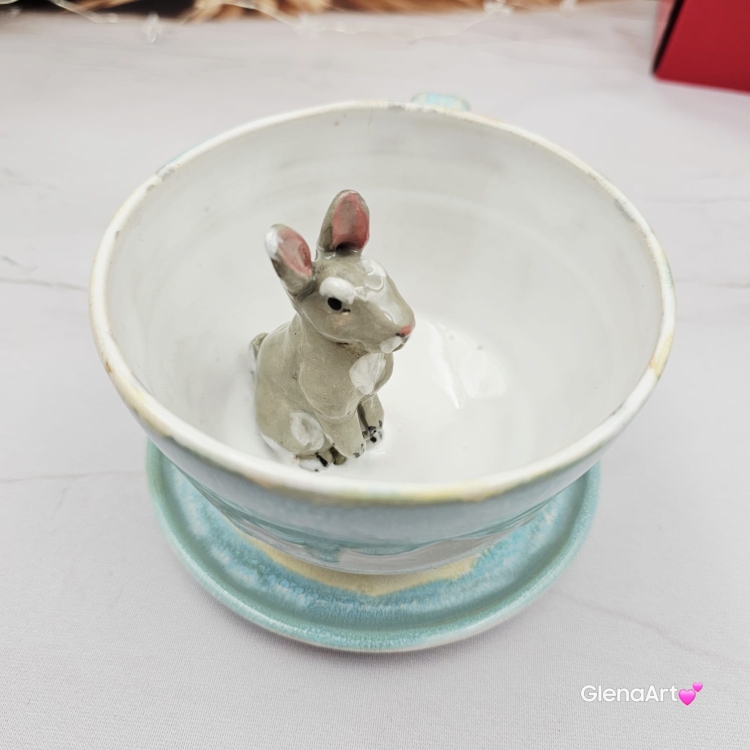 Filiżanka ZAJĄC ceramiczna ze spodkiem z ZAJĄCEM szarakiem w środku ręcznie toczona i malowana w kolorze białym i błękitnym oraz szary zając kubek zając z zającem szarakiem filiżanka na Wielkanoc