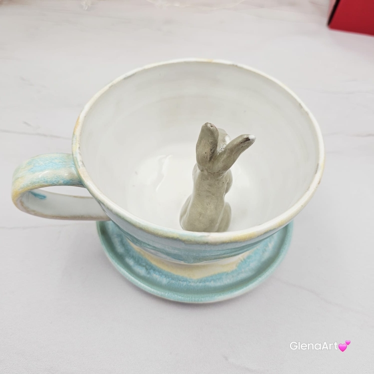 Filiżanka ZAJĄC ceramiczna ze spodkiem z ZAJĄCEM szarakiem w środku ręcznie toczona i malowana w kolorze białym i błękitnym oraz szary zając kubek zając z zającem szarakiem filiżanka na Wielkanoc