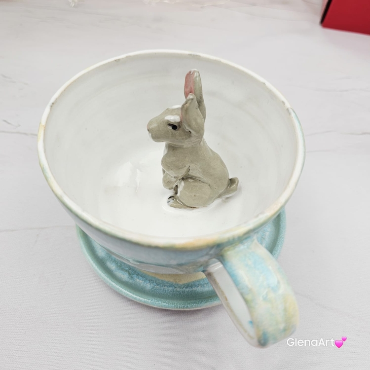Filiżanka ZAJĄC ceramiczna ze spodkiem z ZAJĄCEM szarakiem w środku ręcznie toczona i malowana w kolorze białym i błękitnym oraz szary zając kubek zając z zającem szarakiem filiżanka na Wielkanoc