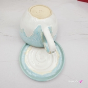 Filiżanka ZAJĄC ceramiczna ze spodkiem z ZAJĄCEM szarakiem w środku ręcznie toczona i malowana w kolorze białym i błękitnym oraz szary zając kubek zając z zającem szarakiem filiżanka na Wielkanoc